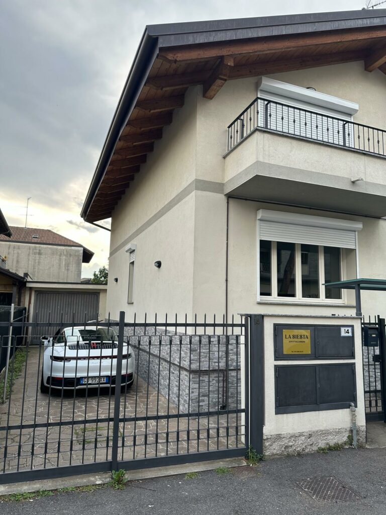 Esterni della villa moderna con giardino privato e posto auto a Seregno