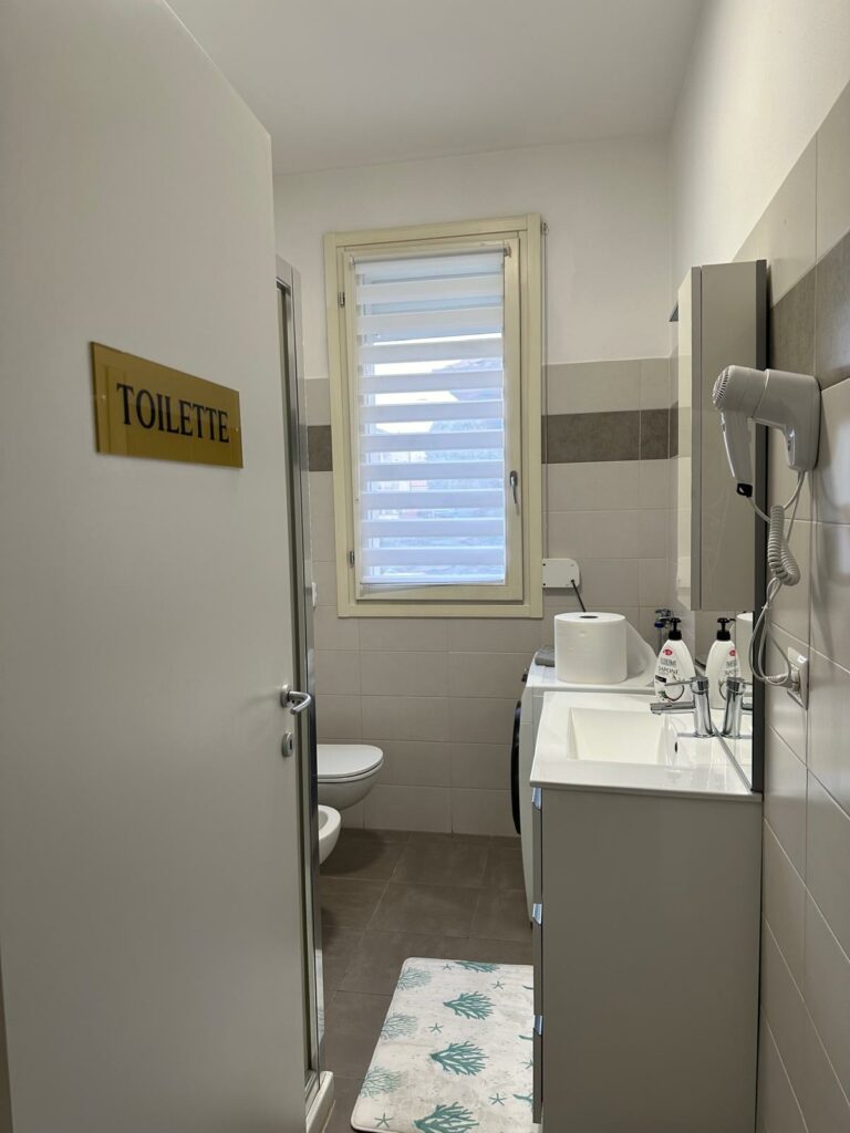 Bagno con servizi dell'appartamento a Seregno